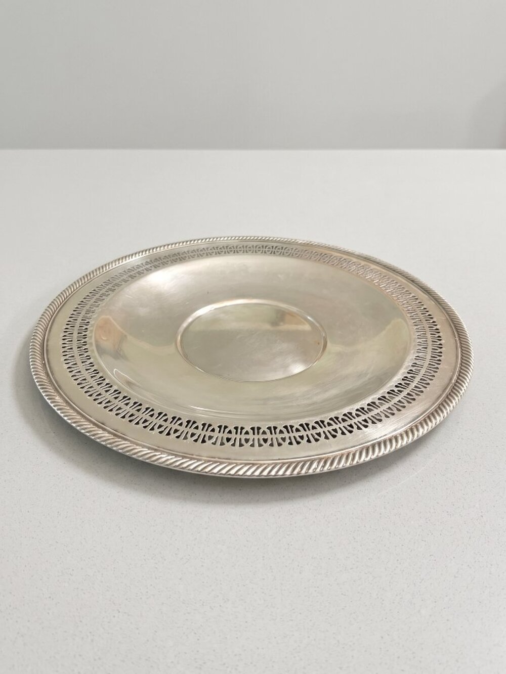 Wm. Rogers 821 Silverplate Round Serving Tray 12” Pierced Reticulated Band Rope
